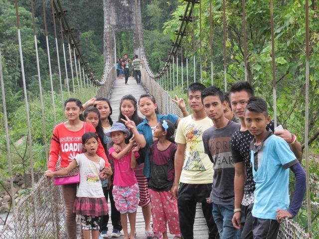 Kinderpatenschaft Sonada Kinder auf einer Hängebrücke im Dorf